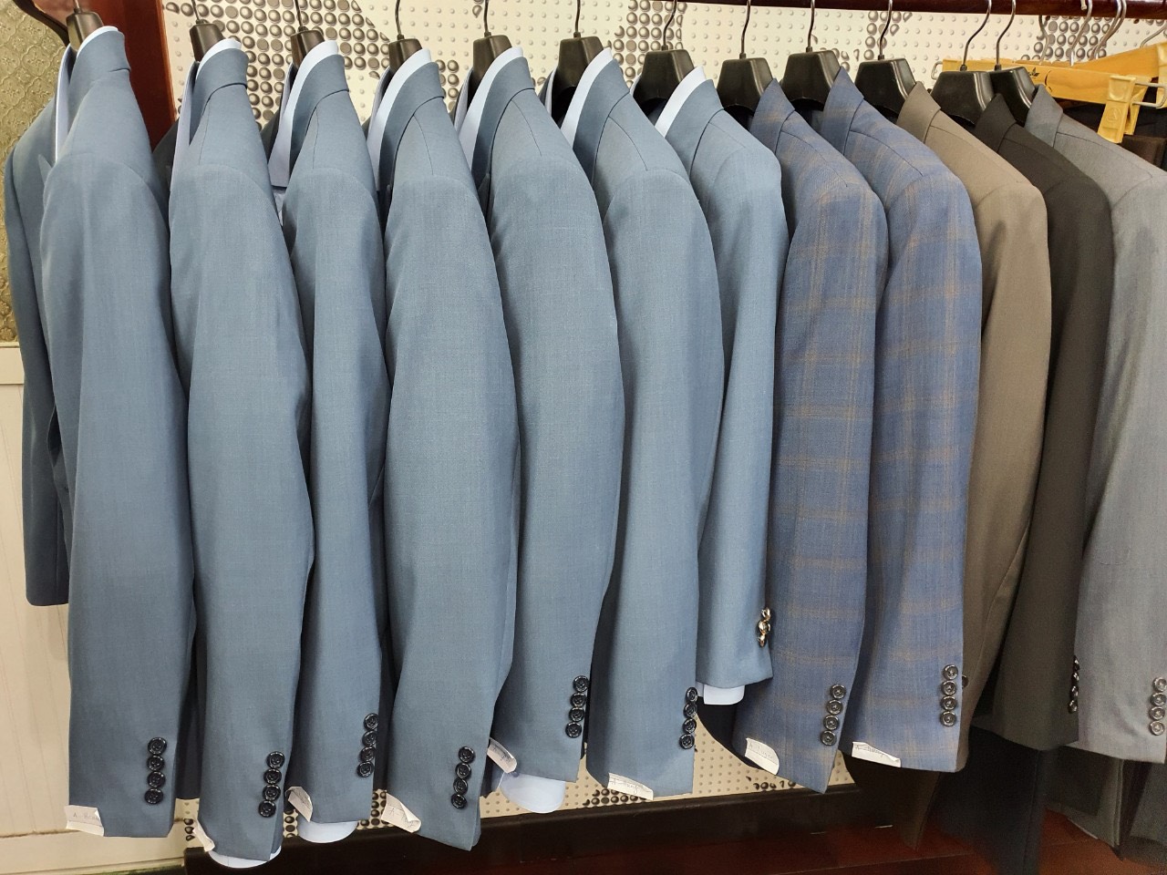  Nhà may áo vest tại Bình Dương | Thợ tay nghề cao cam kết mang đến cho bạn chiếc vest vừa vặn nhất, tôn lên vẻ tự tin, lịch lãm và sang trọng.
