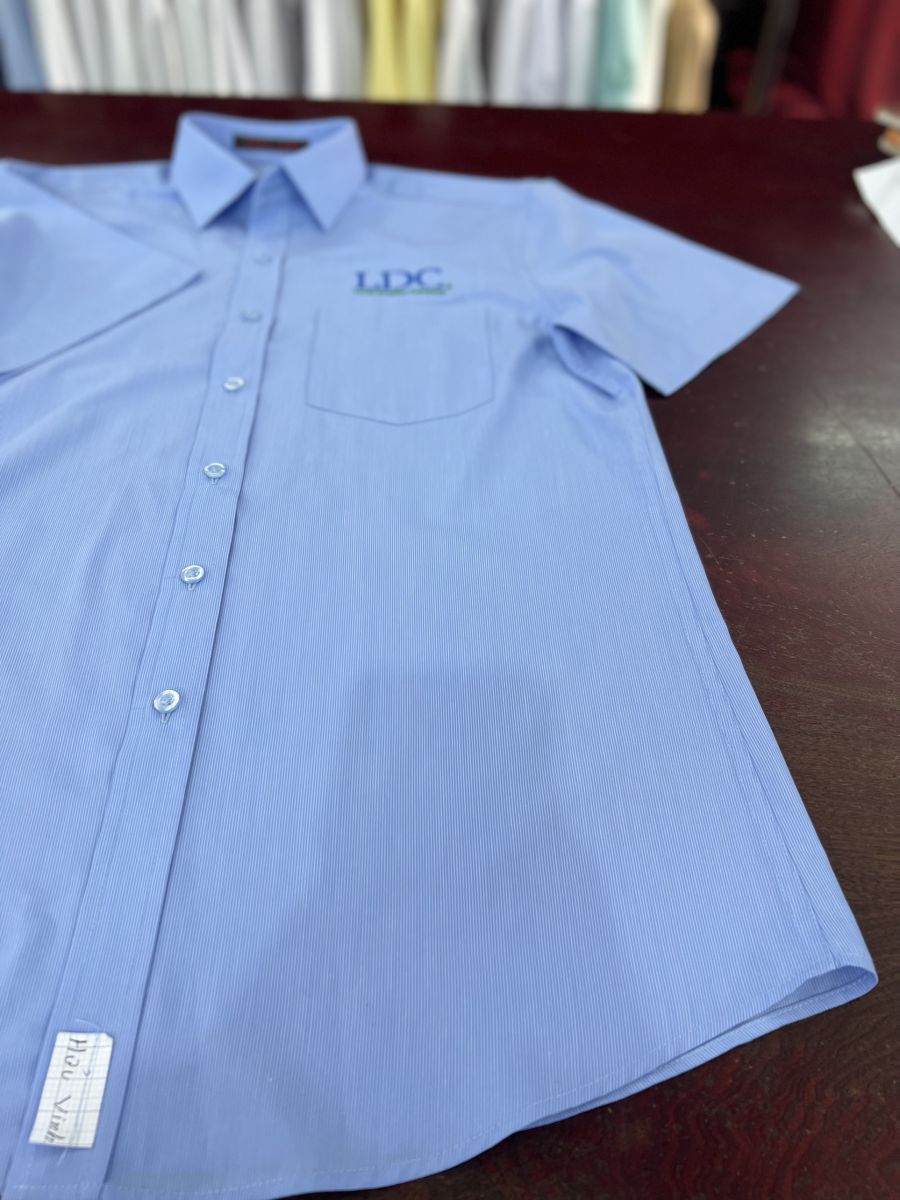 Gia Huy cung cấp dịch vụ may đồng phục áo sơ mi với mức giá hợp lý, đảm bảo khách hàng nhận được giá trị xứng đáng. #1 May Đồng Phục Áo Sơ Mi Công sở Dĩ An Bình Dương