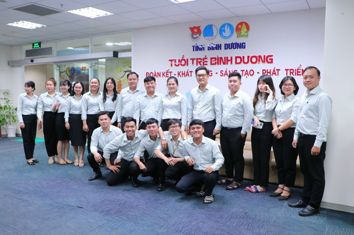 Dáng ôm body, cổ đức, cổ trụ, cách điệu theo yêu cầu.May đo áo sơ mi đồng phục công sở cao cấp Tân Uyên #1