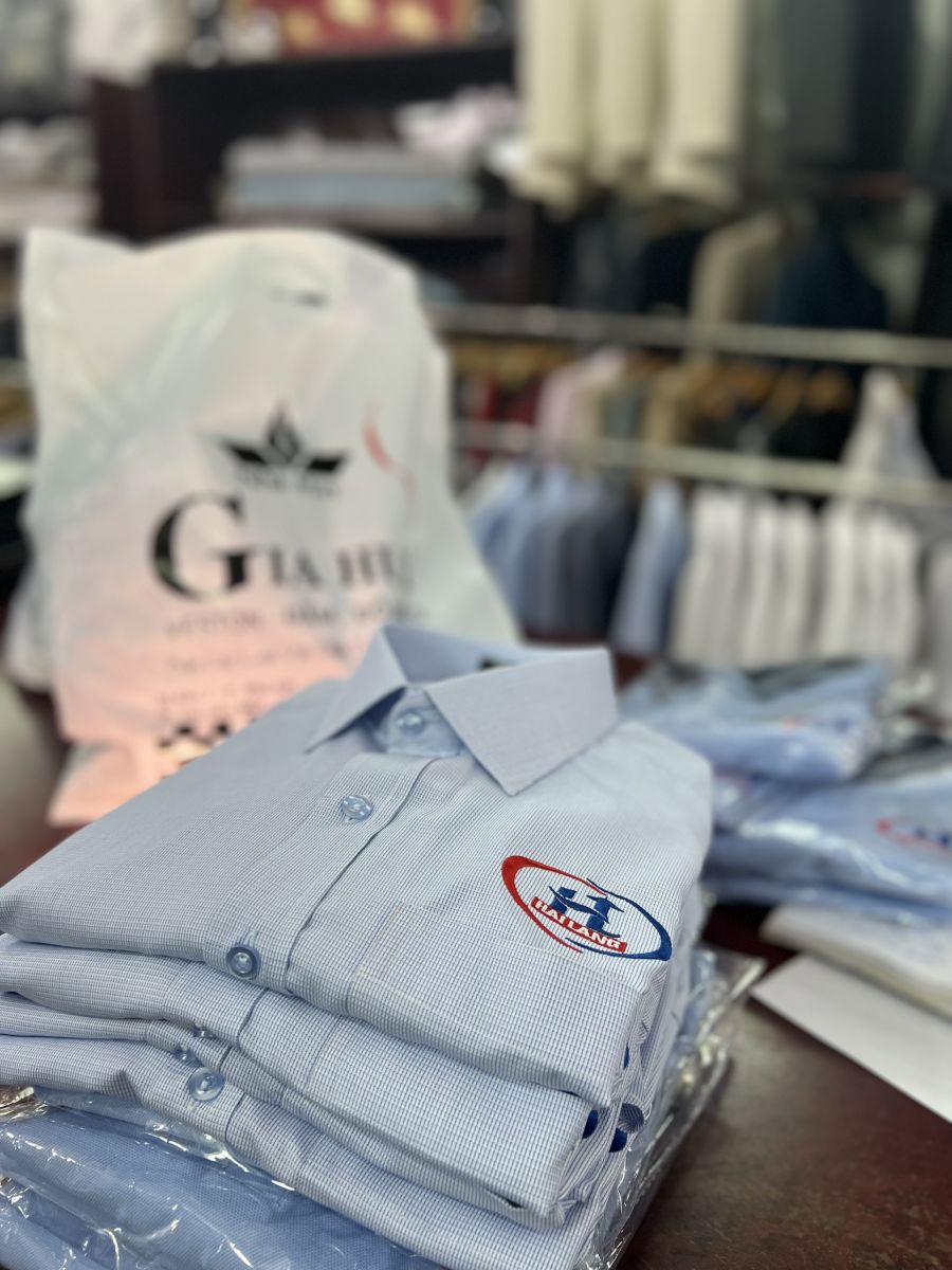 Chất liệu, màu sắc và bảng giá đồng phục. Địa Chỉ May Sơ Mi Đồng Phục Bến Cát‎ : 3+ Form đẹp sẽ cung cấp bảng size đồng phục để khách hàng lựa chọn.
